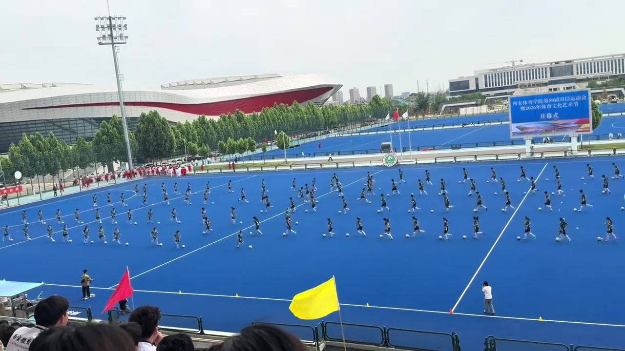 西安體院足球操升級：顛球踩單車盤帶，網友稱“噴不了”