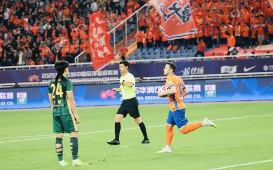 瓦科帽子戲法 泰山4-2逆轉浙江 終結四輪不勝 瓦科帽子戲法 泰山4-2逆轉浙江 終結四輪不勝