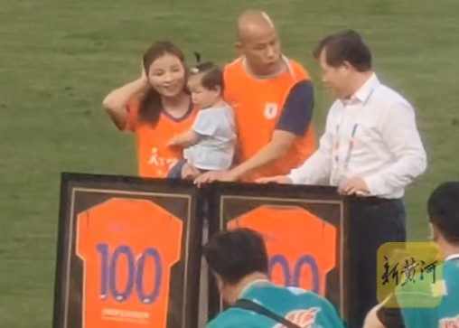黃政宇賽前領(lǐng)取中超200場(chǎng)+泰山隊(duì)100場(chǎng)雙里程碑紀(jì)念球衣