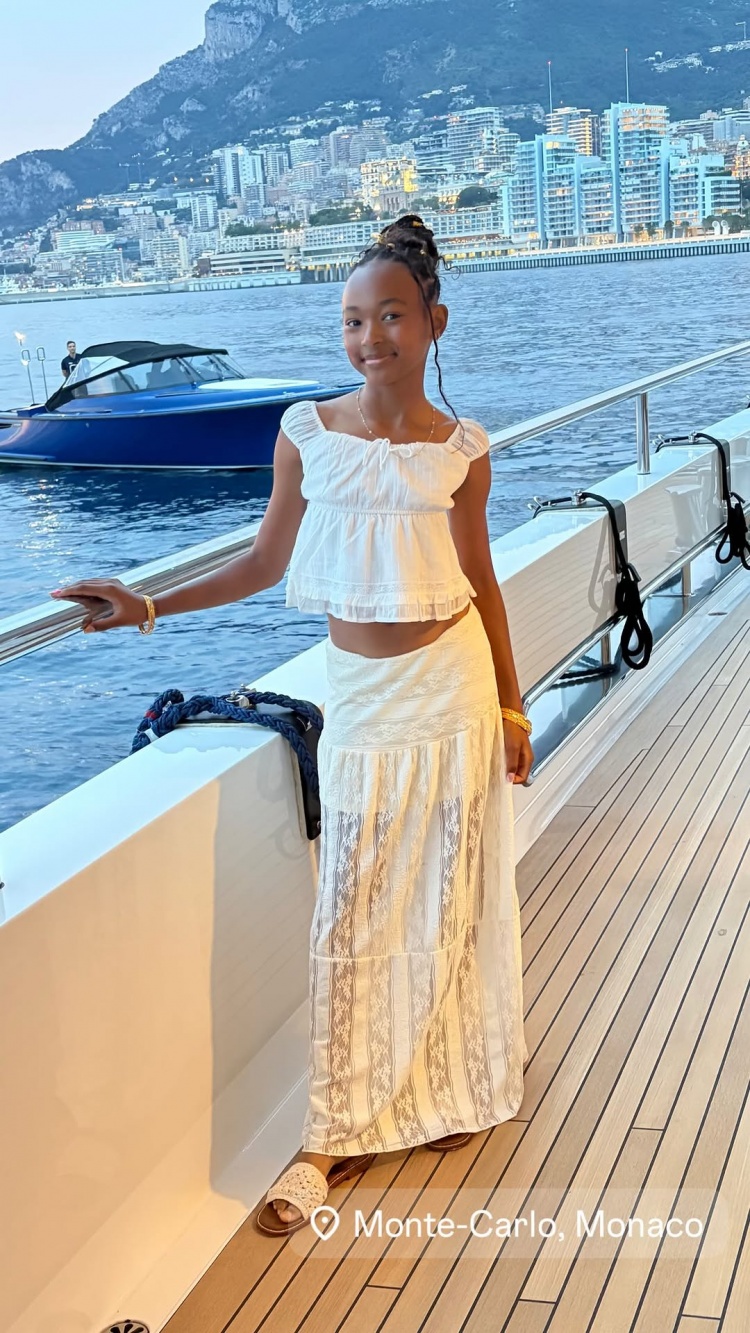 詹姆斯全家游艇度假摩納哥 妻子曬女兒甲板照