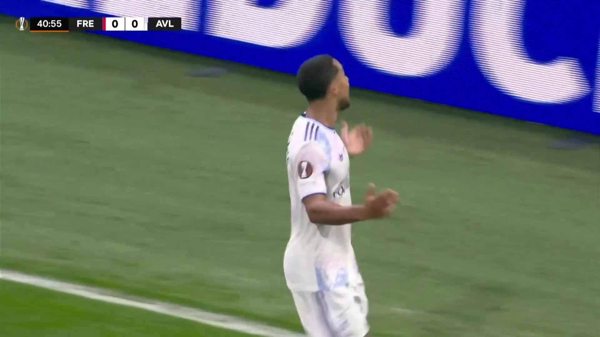 一劍封喉！蒂萊曼斯不停球凌空斬破門！維拉1-0領先弗賴堡！