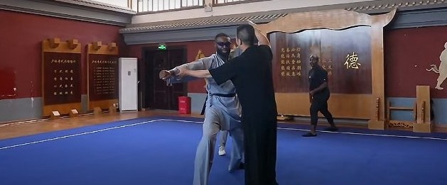 布朗少林寺習武:效仿文班亞馬? 布朗少林寺習武:效仿文班亞馬?